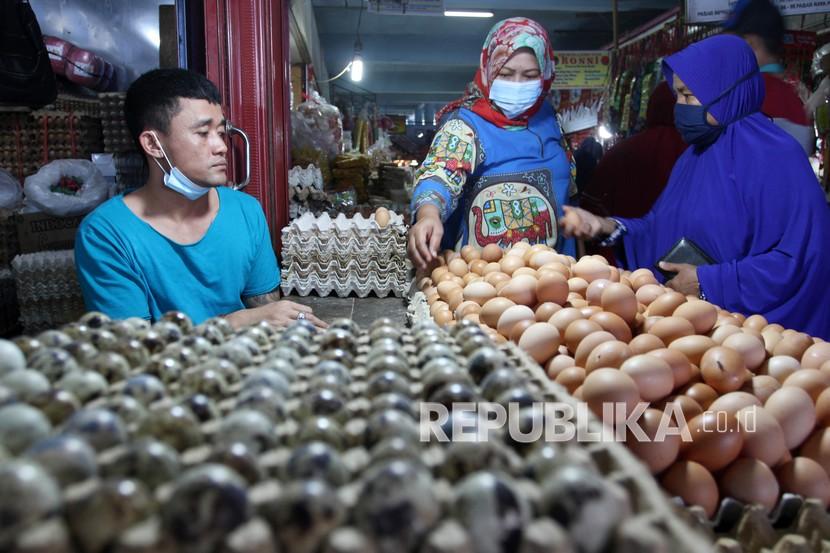 Harga telur mengalami kenaikan di awal puasa karena banyaknya permintaan. Foto pedagang telur.