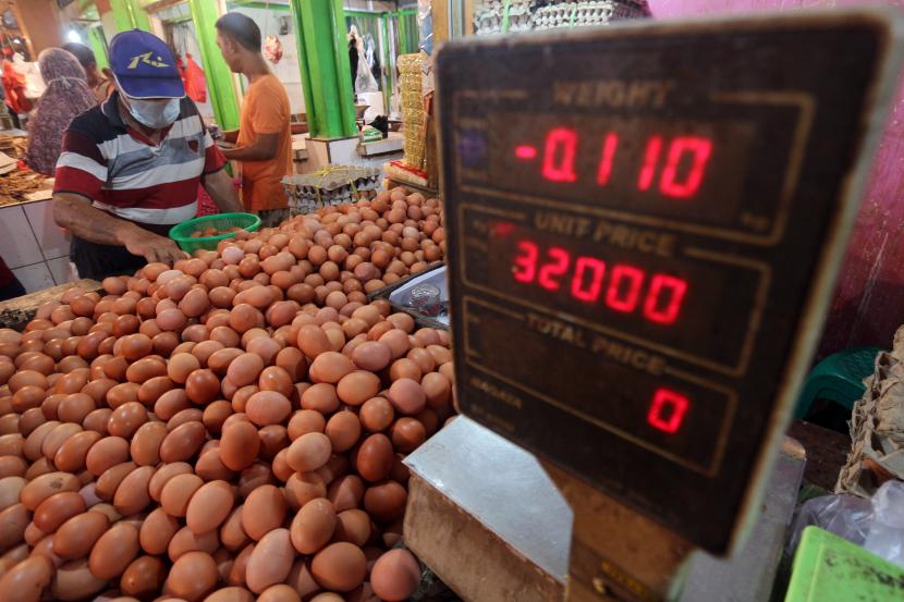 Pembeli memilih telur yang dijual di Pasar Cibinong, Kabupaten Bogor, Jawa Barat, Senin (27/12/2021). Kementerian Perdagangan (Kemendag) mencatat meroketnya harga telur di sejumlah wilayah jelang pergantian tahun hingga Rp30.000 per kg dipicu oleh harga pakan yang tinggi