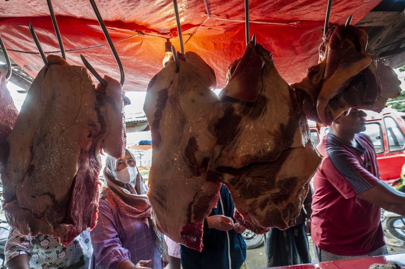Pembeli mengamati daging sapi yang akan dibelinya di pasar Rangkasbitung, Lebak, Banten, Sabtu (26/2/2022). Sebanyak 400 pedagang daging sapi di Banten akan menggelar aksi mogok jualan pada Senin (28/2/2022), akibat harga daging sapi yang meroket dari sebelumnya Rp110 ribu per kilogram menjadi Rp150 ribu per kilogram daging sapi.