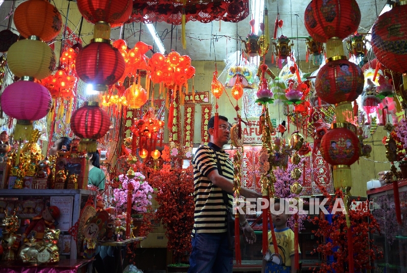 Pembeli mengamati pernak-pernik khas Imlek di pasar tradisional Pancoran di Kawasan Petak Sembilan, Glodok, Jakarta Barat, Ahad (7/2). (Republika/Yasin Habibi)