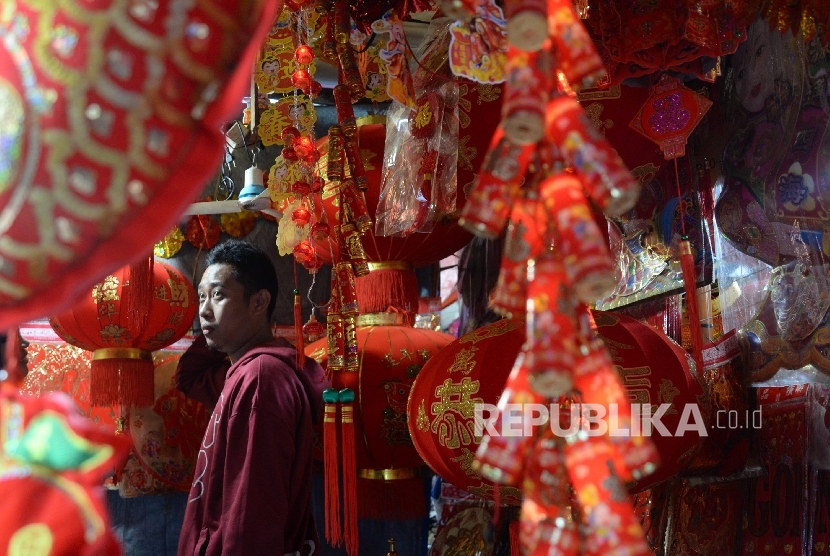 Pembeli mengamati pernak-pernik khas Imlek di pasar tradisional Pancoran di Kawasan Petak Sembilan, Glodok, Jakarta Barat, Ahad (7/2). (Republika/Yasin Habibi)