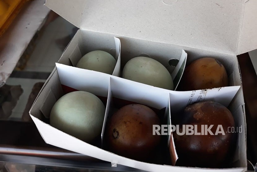 Pembeli sedang memesan telur asin khas Kabupaten Brebes, Jawa Tengah, Ahad (17/6). Aneka jajanan dan cemilan pun juga disediakan sebagai oleh-oleh.