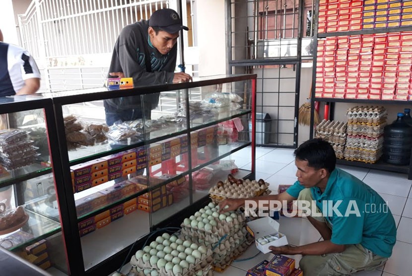 Pembeli sedang memesan telur asin khas Kabupaten Brebes, Jawa Tengah. Toko oleh-oleh khas Brebes seperti telur asin dipadati oleh pembeli dan juga para pemudik yang tengah melakukan arus balik.