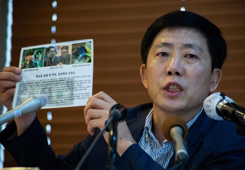Pembelot Korut Park Sang-hak menunjukka leaflet propaganda dalam sebuah konferensi pers. Park dituduh telah memukul dan melempar batu bata ke jurnalis SBS. Ilustrasi. 