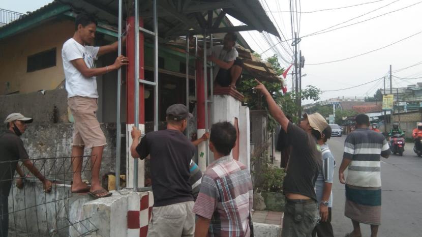 Pembentukan Kampung Tangguh Anti Narkoba oleh Satres Narkoba Polresta Bogor Kota di RW 01 Kelurahan Cikaret, Kecamatan Bogor Selatan, Kota Bogor. Dok. Humas Polresta Bogor Kota