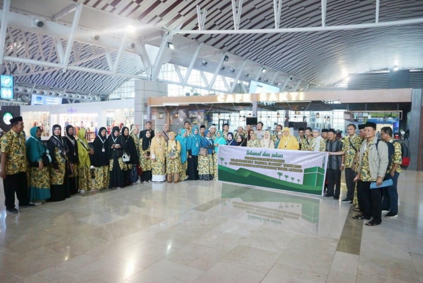 Pemberangkatan jamaah umrah. 