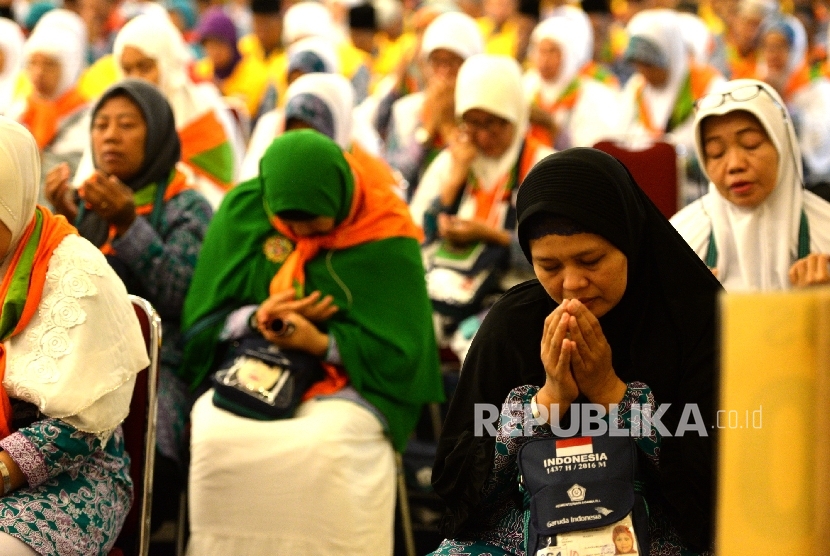  Calon jamaah haji kloter 1 asal Jakarta berdoa bersama sebelum pemberangkatan menuju tanah suci di Asrama Haji Pondok Gede, Jakarta, Selasa (9/8).