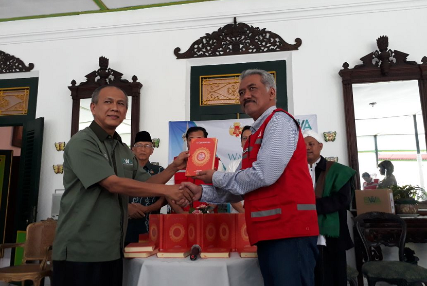 Pemberian 500 Alquran dari Palang Merah Indonesia dan Badan Wakaf Alquran kepada perwakilan masjid-masjid terdampak siklon tropis Cempaka di DIY.