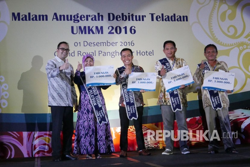 Pemberian anugerah Bank BJB kepada debitur teladan.