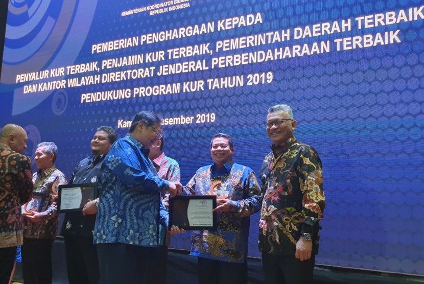 Pemberian award kepada Askrindo Syariah, Kamis (19/12).