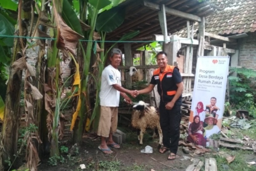 Pemberian bantuan modal usaha dari Rumah Zakat kepada Kelompok Ternak Kambing Amanah di Dusun Jetis, Desa Tirtomulyo, Kecamatan Kretek, Kabupaten Bantul, DIY, Kamis (4/4).