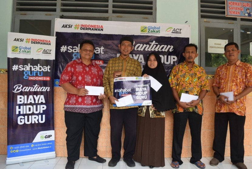   Pemberian bantuan program Sahabat Guru Indonesia dari Aksi Cepat Tanggap (ACT) DIY kepada guru-guru honorer di Kabupaten Gunungkidul, Jumat (10/1).