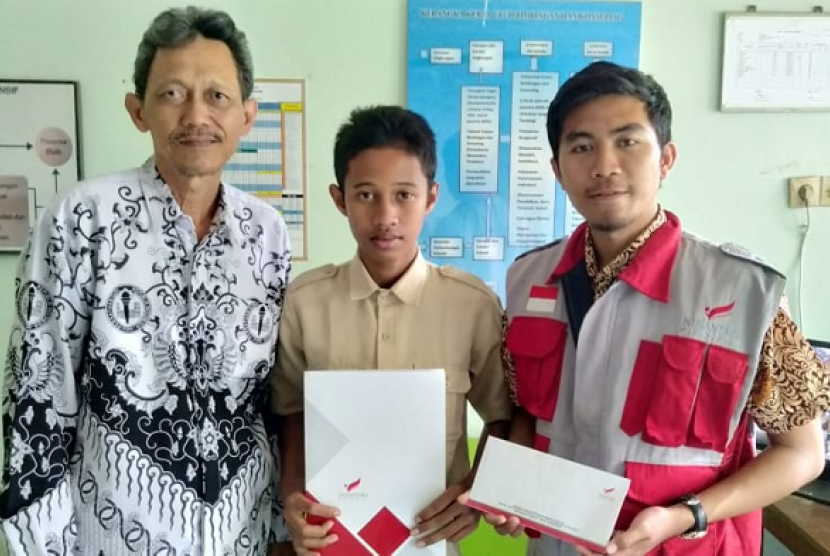 Pemberian beasiswa dari Nusantara Peduli kepada seorang siswa di SMPN 5 Depok, Kabupaten Sleman, DIY.