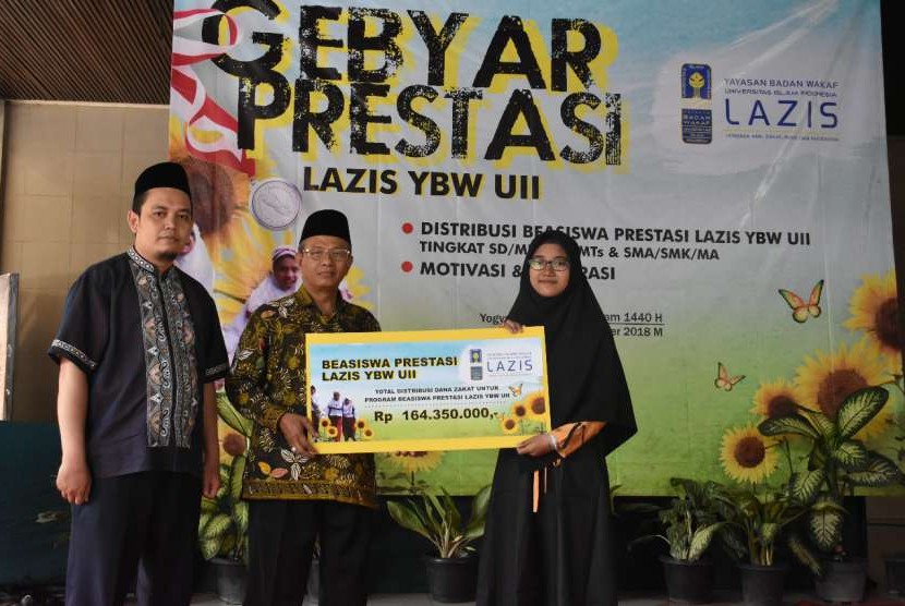 Pemberian Beasiswa Prestasi dari Lazis YBW Universitas Islam Indonesia dalam Gebyar Prestasi di Kampus Cik di Tiro. 
