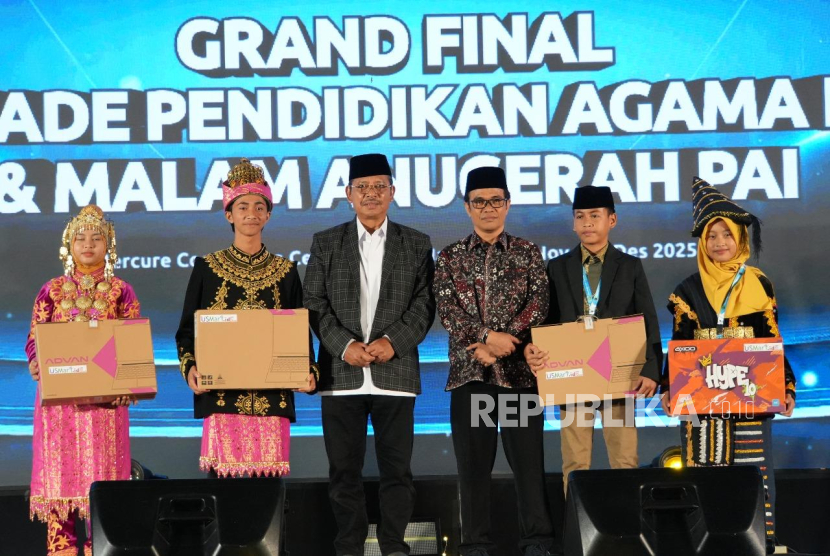 Pemberian hadiah bagi para pemenang Gelaran Olimpiade dan Semarak Lomba Pendidikan Agama Islam 2025 di Jakarta, Selasa (2/12/2025) malam.