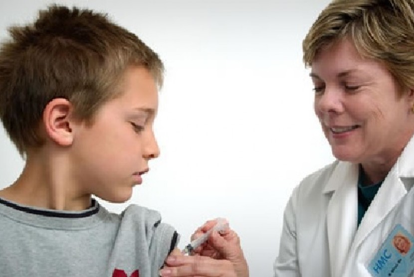 Pemberian imunisasi kepada anak