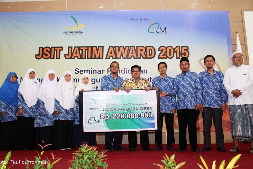 Pemberian 'JSIT Jatim Award' di Surabaya pada Ahad (6/12).
