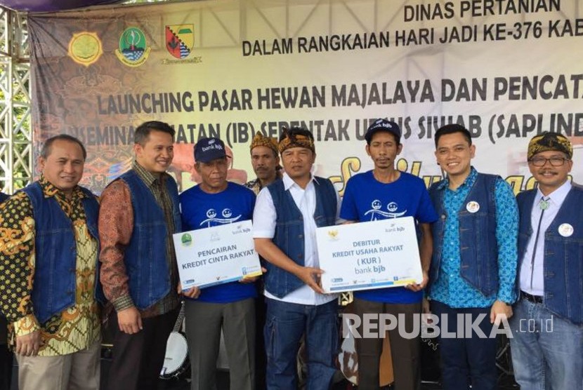 Pemberian kredit KUR dan KCR kepada peternak binaan Bank BJB disaksikan oleh Bupati Kabupaten Bandung H Dadang M Naser (tengah) serta Pemimpin Wilayah I Bank BJB Isa Anwari (kedua kiri), di Pasar Hewan Majalaya, Kabupaten Bandung (12/4).