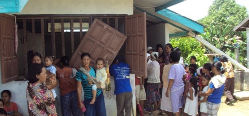 Pemberian layanan kesehatan di sebuah balai desa di Silaoinan.