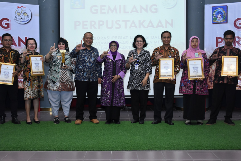 Pemberian penghargaan Anugerah Pustaka Sembada 2019 kepada lima  pegiat literasi di Kabupaten Sleman di sela-sela Gemilang Perpustakaan 2019  di Aula Monjali, Kamis (22/8). 