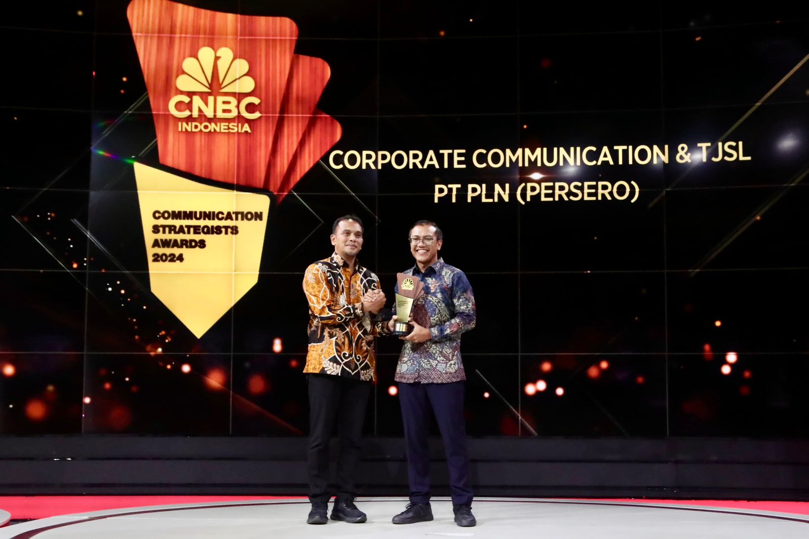 Pemberian penghargaan Communication Strategists Awards 2024 kepada Executive Vice President Komunikasi Korporat & TJSL PLN, Gregorius Adi Trianto (kiri) dari Pemimpin Redaksi CNBC Indonesia, Wahyu Daniel Panjaitan (kanan).