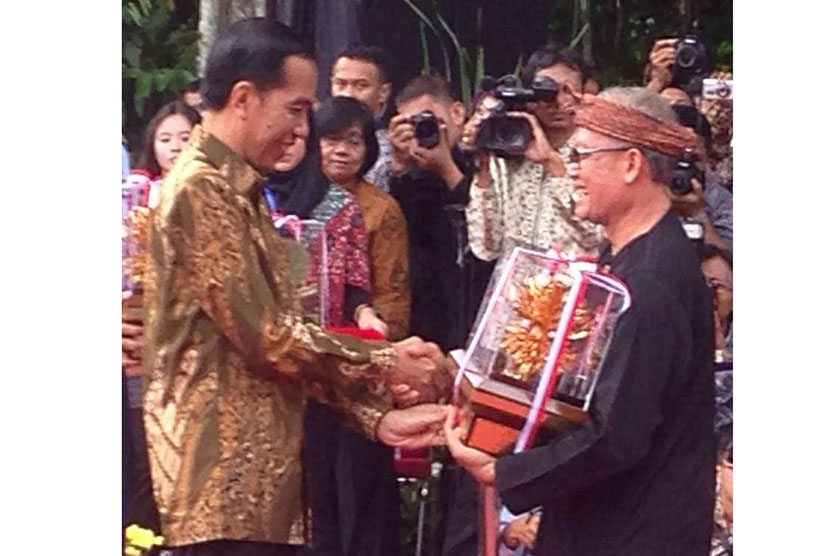 Pemberian penghargaan dilakukan langsung Presiden Jokowi.