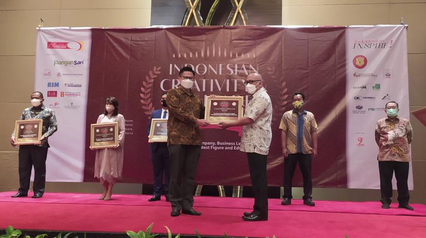 Pemberian penghargaan Indonesian Creativity and Best Leader Award.