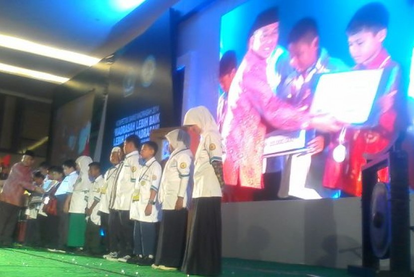 Pemberian penghargaan juara Kompetisi Sains Madrasah (KSM) Nasional 2014