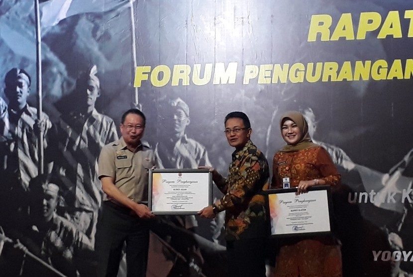 Pemberian penghargaan kepada kepala daerah pada Rapat Koordinasi (Rakor) Forum Pengurangan Risiko Bencana 2018. 