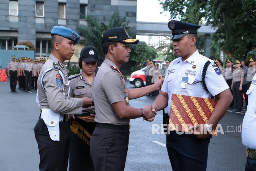 Head of the regional police, Inspector-General of Police Idham Azis, rewarded three security guards who helped reveal a network of 'skimmers', on Wednesday (April 4).