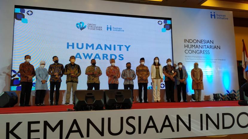 Pemberian penghargaan oleh Human Initiative kepada delapan pegiat kemanusiaan dengan tajuk Humanity Awards 2021, di Hotel Millennium Sirih Jakarta, Rabu (15/12).