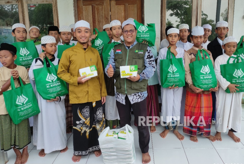 Pemberian program paket makanan ke santri di Ponpes An Nur 1 Cirebon