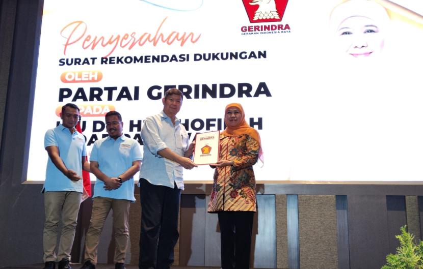 Wakil Ketua DPP Partai Gerindra, Hashim Djojohadikusumo memberi surat rekomendasi kepada Khofifah Indar Parawansa untuk maju Pilgub Jatim 2024 di Hotel Double Tree, Kota Surabaya, Ahad (10/12/2023).