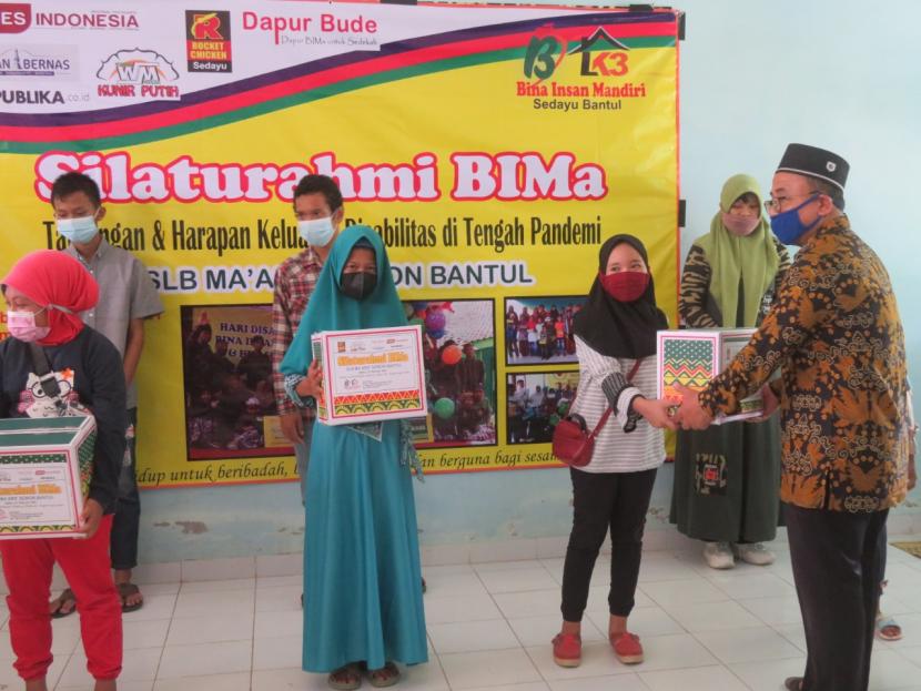  Pemberian santunan dan silaturahim jajaran Lembaga Pengembangan dan Pemberdayaan Masyarakat Bina Insan Mandiri Yogyakarta ke SLB Ma