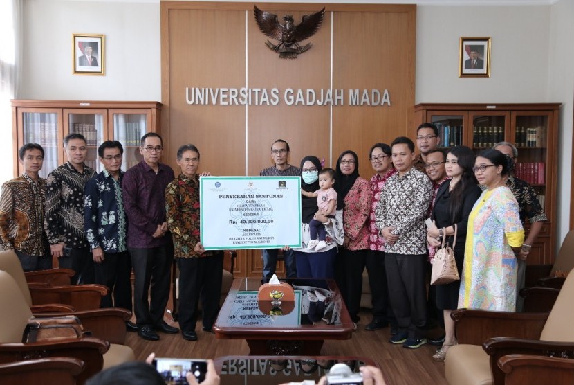 Pemberian santunan dari Keluarga Alumni Universitas Gadjah Mada (UGM) kepada keluarga almarhum Briptu Fandi.