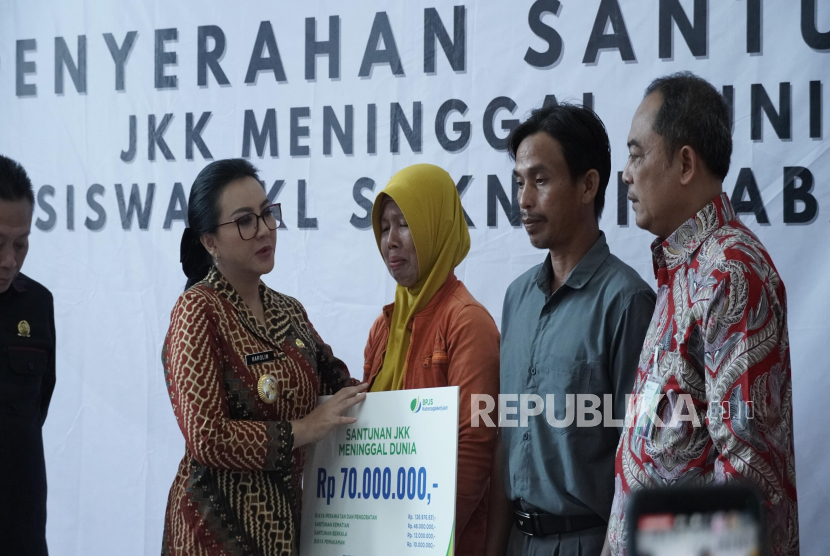 Pemberian santunan program keselamatan kerja di Kabupaten Landak terhadap ahli waris peserta, Jumat (22/8/2025).