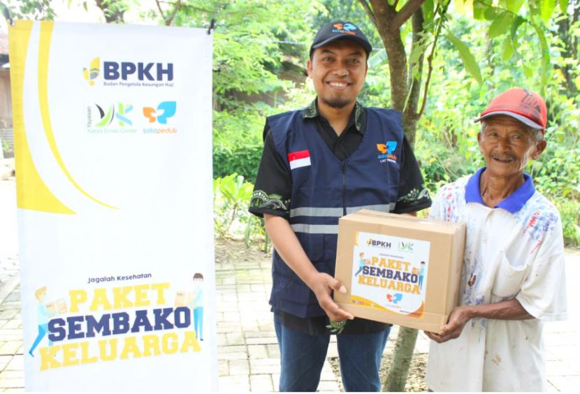 Pemberian sembako oleh BPKH