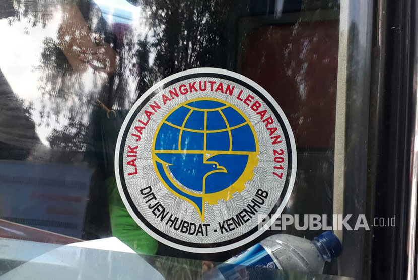 Pemberian stiker kelayakan jalan angkutan lebaran oleh Penguji Kendaraan Bermotor Dinas Perhubungan Tangerang.