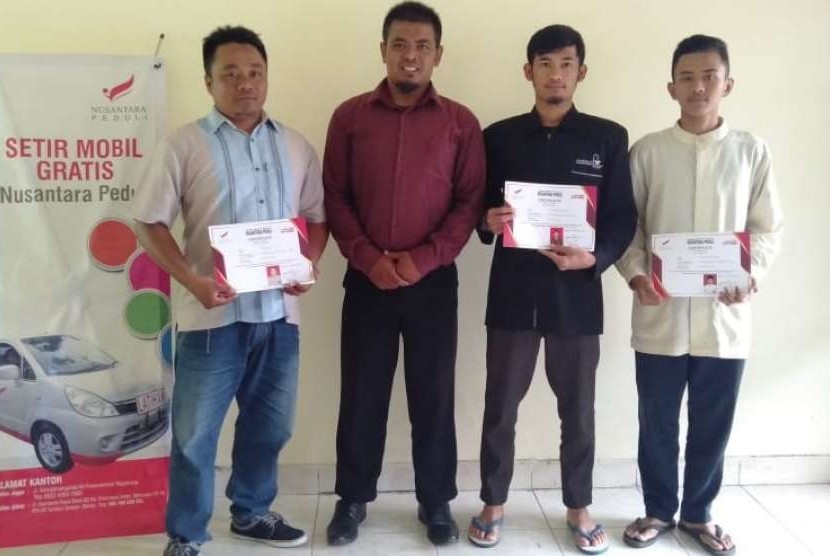 Pemberian Surat Tanda Tamat Belajar (STTB) pelatihan setir mobil dari Nusantara Peduli kepada sejumlah kaum dhuafa di Yogyakarta,