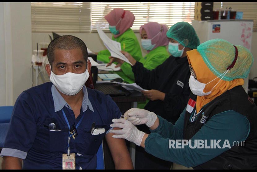 Pemberian vaksin  karyawan dan masyarakat desa sekitar pabrik Norojono, Kudus.,