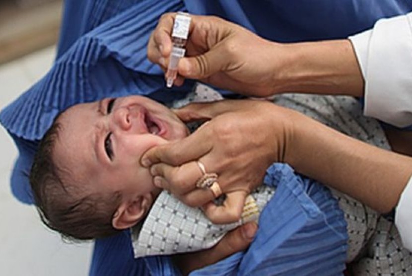 Pemberian vaksin polio pada anak