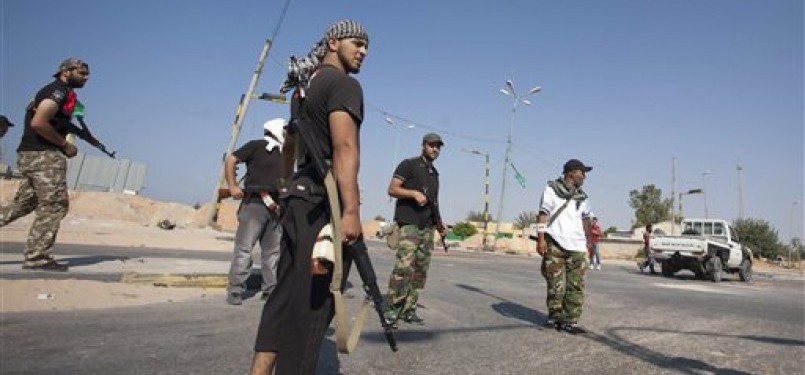 Pemberontak Libya melakukan patroli di  Zawiya pada Sabtu (20/8).