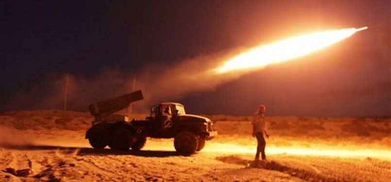Pemberontak Libya menembakkan roket di medan tempur barat Misrata, Libya.
