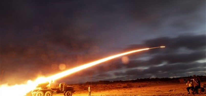 Pemberontak Libya menembakkan roket di medan tempur barat Misrata, Libya.