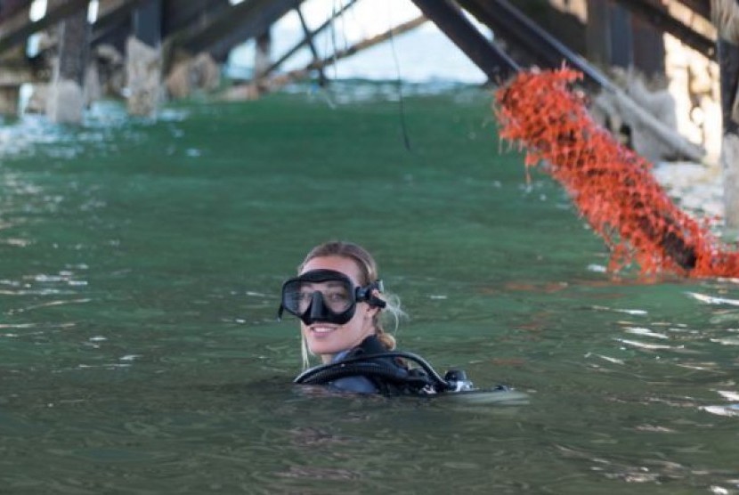 Pembersih laut Kate Wilkins mengumpulkan sampah dari dasar laut.