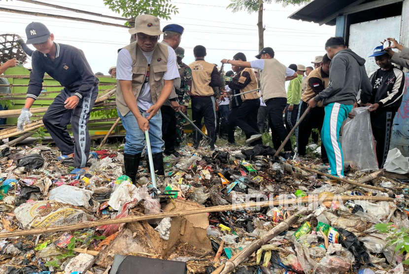 Pembersihan bantaran sungai Ciberes dalam  peringatan World Cleanup Day (WCD) 2025 tingkat Kabupaten Cirebon, yang dipusatkan di Desa Gebangkulon, Kecamatan Gebang, pada Sabtu (20/9/2025). 