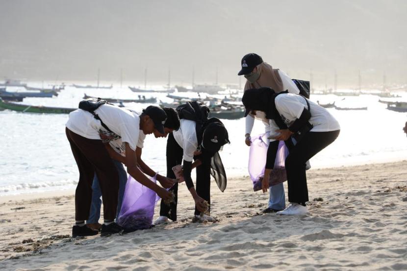 Pembersihan sampah dan pelatihan daur ulang sampah di pantai Kuta, Lombok Tengah, Nusa Tenggara Barat (NTB). 