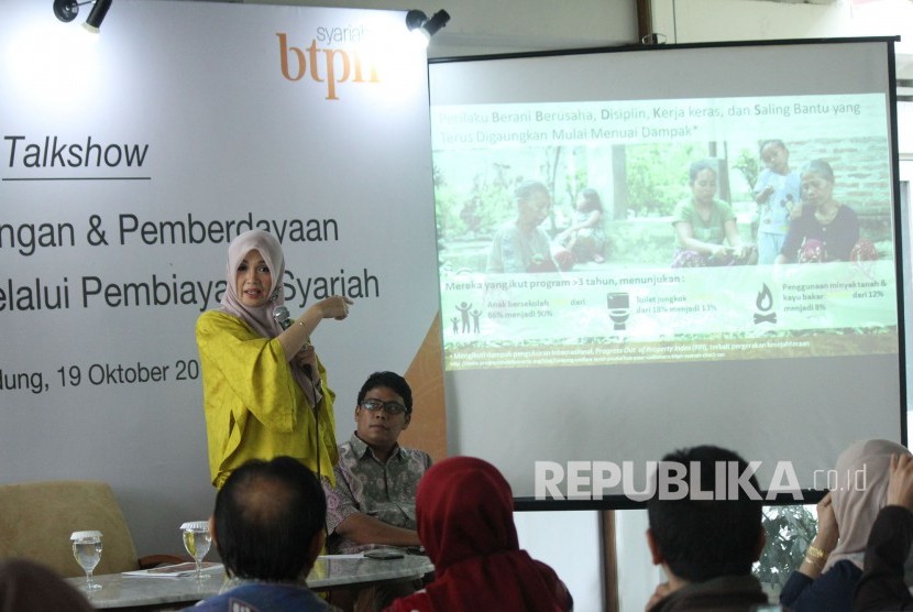 Pembicara Dirut BTPN Syariah Ratih Rachmawaty menyampaikan materi pada diskusi bertajuk Inklusi Keuangan dan Pemberdayaan Perempuan Melalui Pembiayaan, di Kantor BTPN Sinaya Cabang Dago, Kota Bandung, Kamis (19/10). 