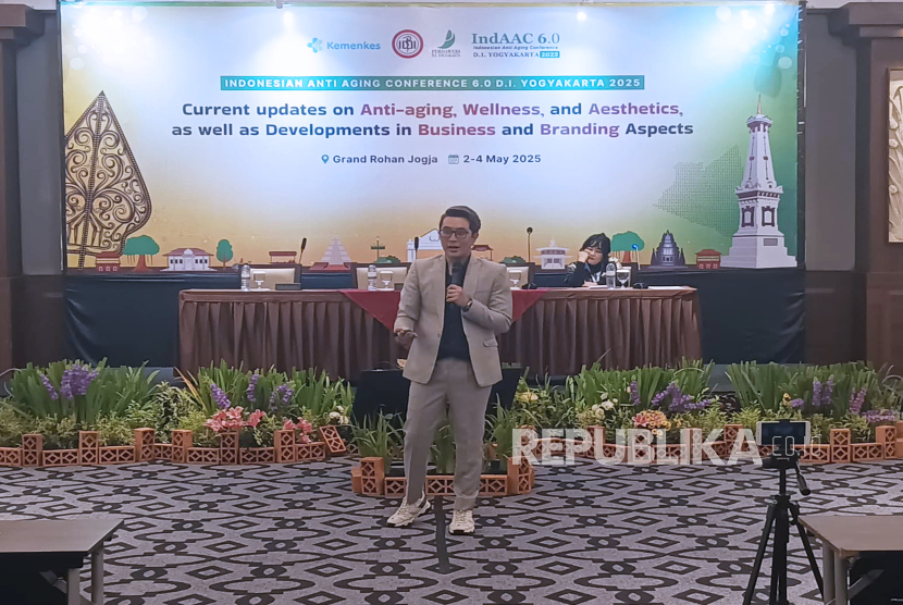 Pembicara dr Daniel Widiyanto berbagai ilmu estetika dalam materi simposium Enhancing Eyes and Nose Contours with Precision pada ajang Indaac 6.0 DIY 2025.