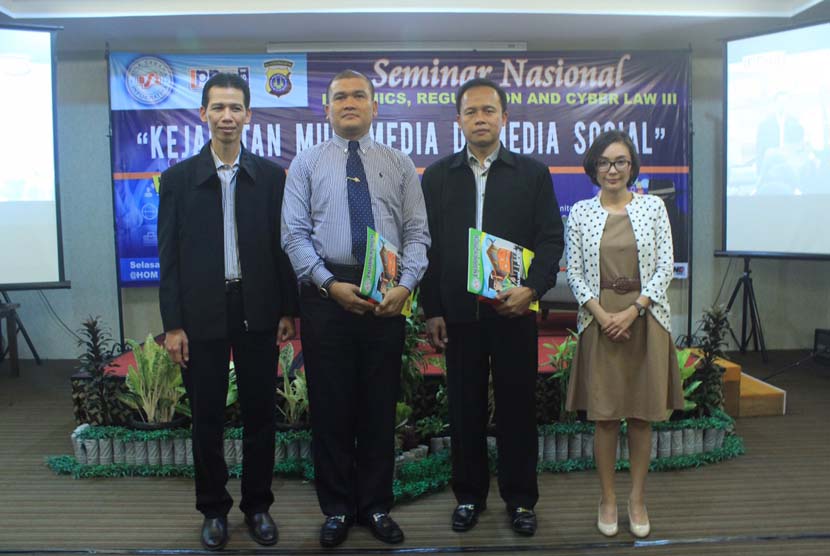 Pembicara seminar cyber law yang diadakan AMIK BSI Yogyakarta di Yoyakarta, Selasa (17/11).